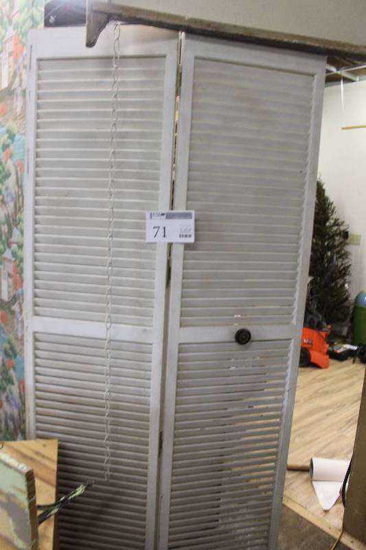 lot 71 image: Folding Closet Door Assembly