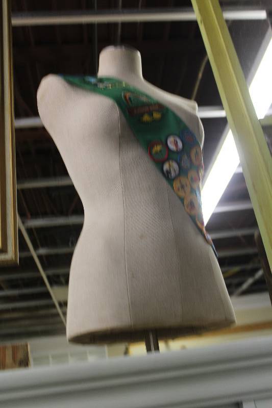lot 325 image: Mannequin