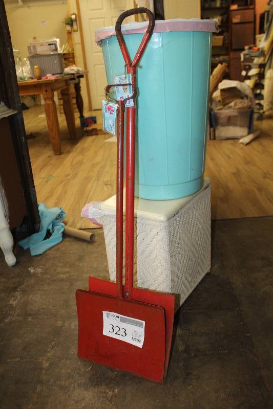 lot 323 image: Lot of (2) Shovels