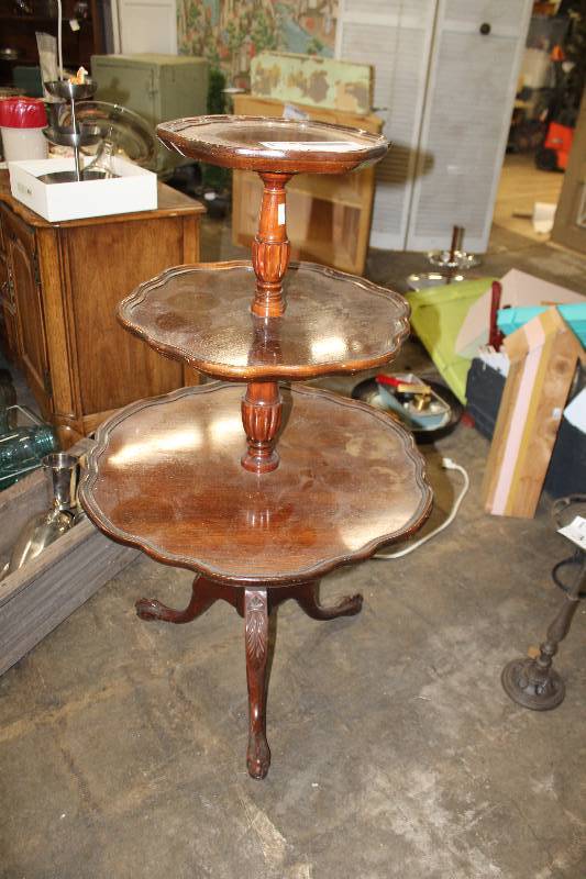 lot 76 image: 3-Tier Table