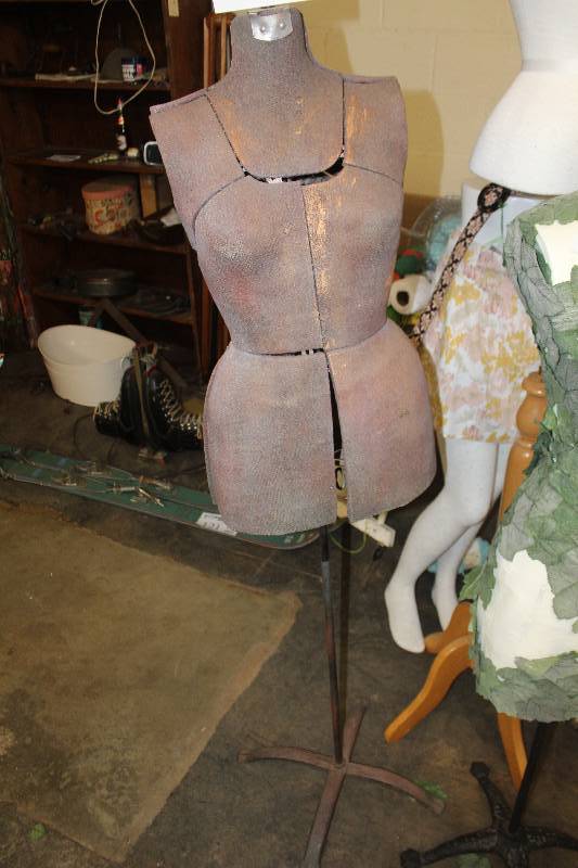 lot 315 image: Mannequin