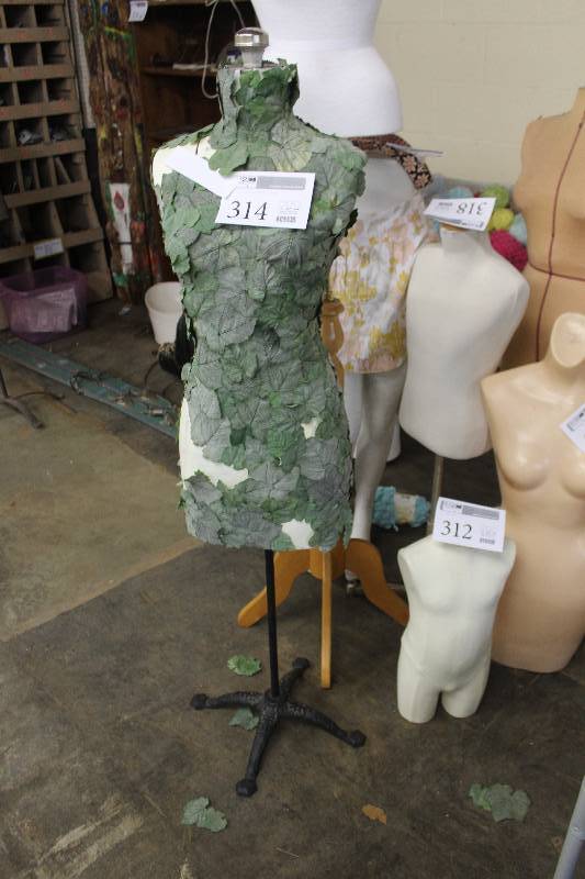 lot 314 image: Mannequin