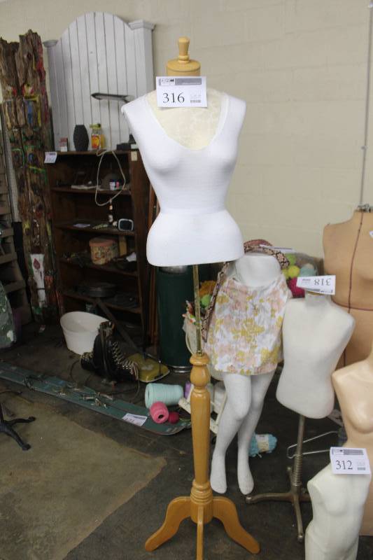 lot 316 image: Mannequin