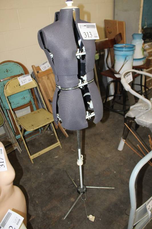 lot 313 image: Mannequin