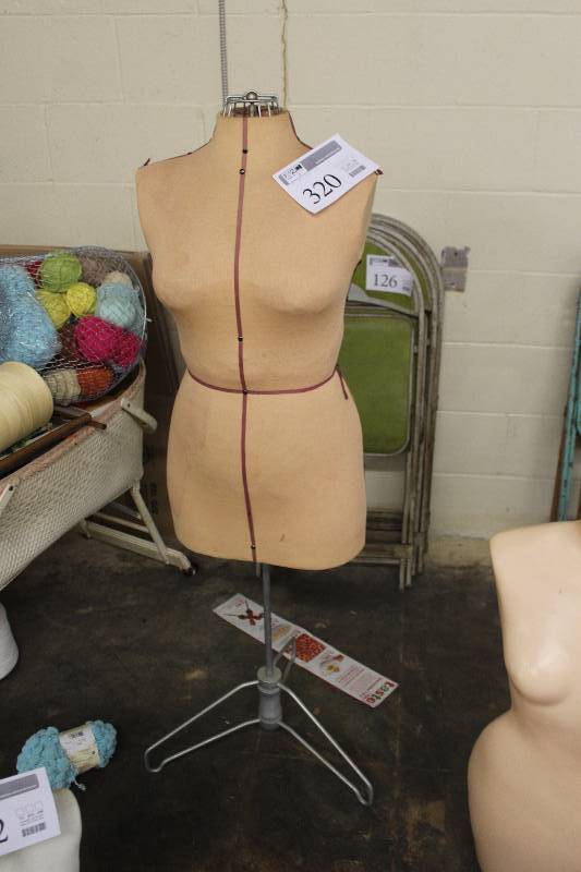 lot 320 image: Mannequin