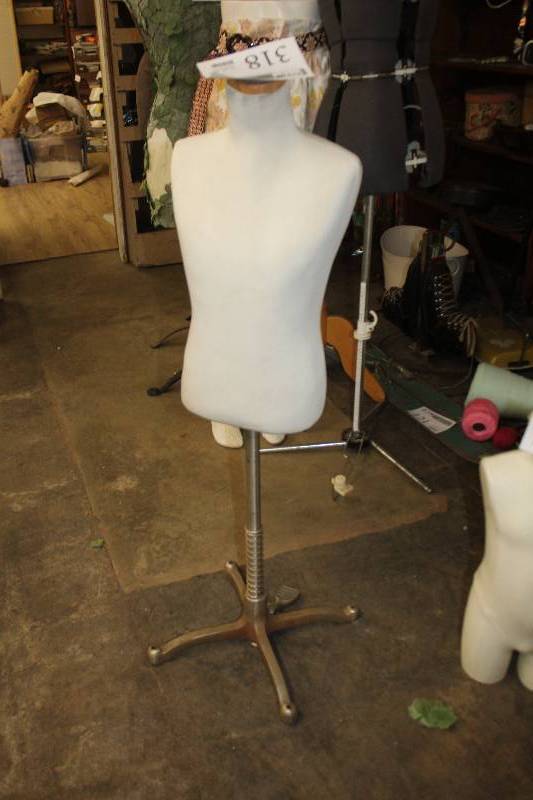 lot 318 image: Mannequin