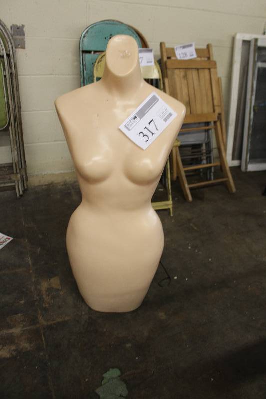 lot 317 image: Mannequin