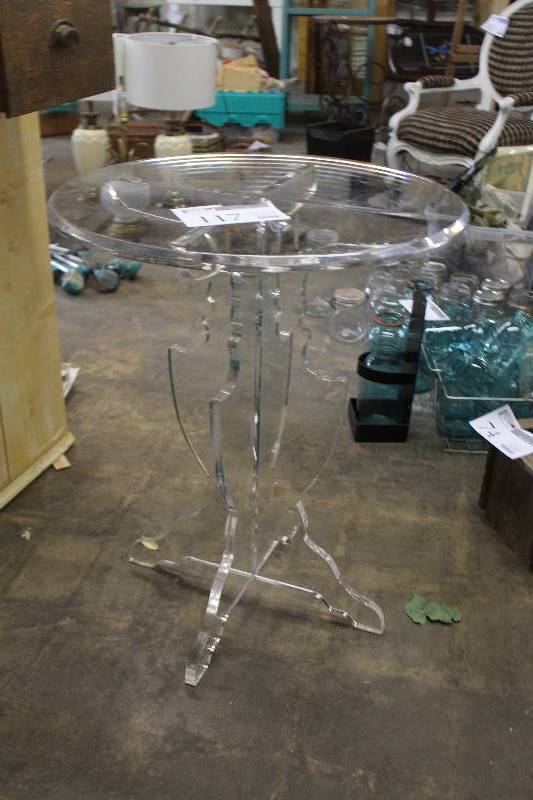 lot 117 image: Round acrylic table. Near new condition. Great side or occasional table.