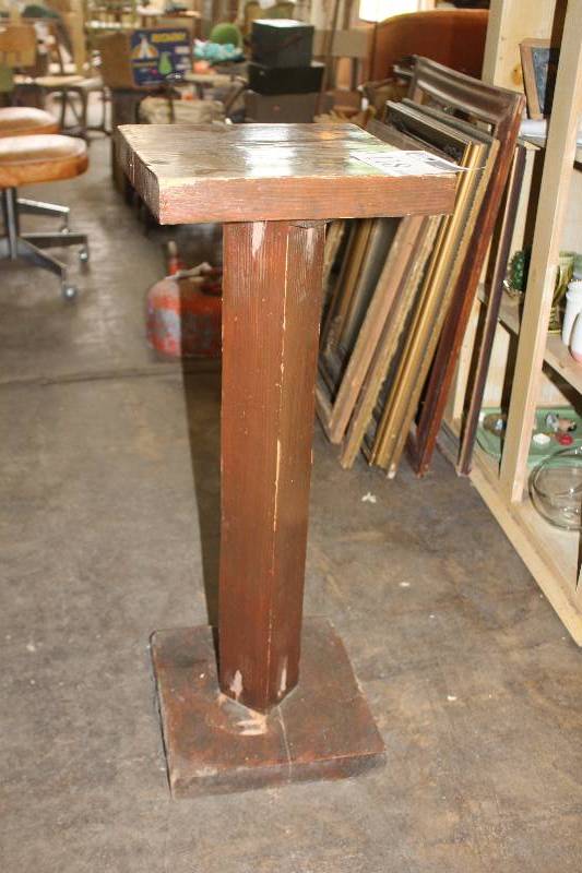 lot 118 image: Wood Pedestal Table