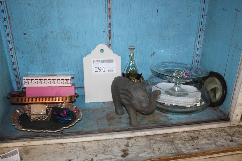 lot 294 image: Table & Wall Decorations