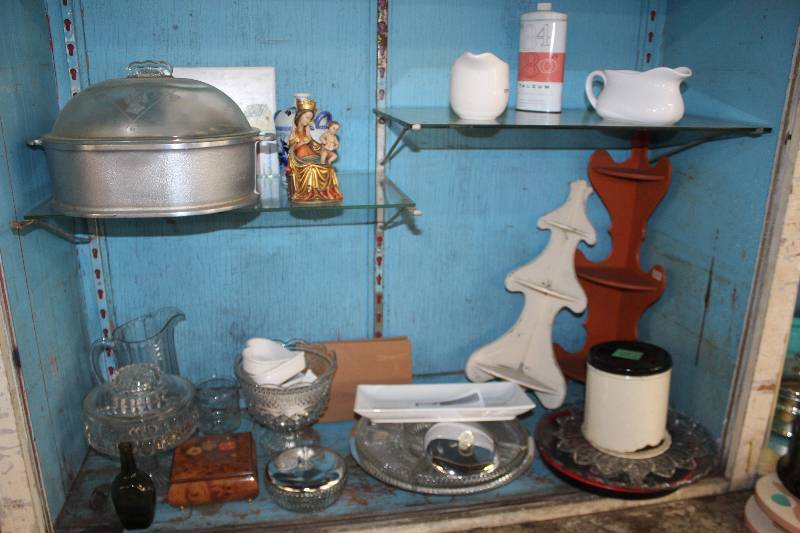 lot 293 image: Table & Wall Decorations, Kitchenware