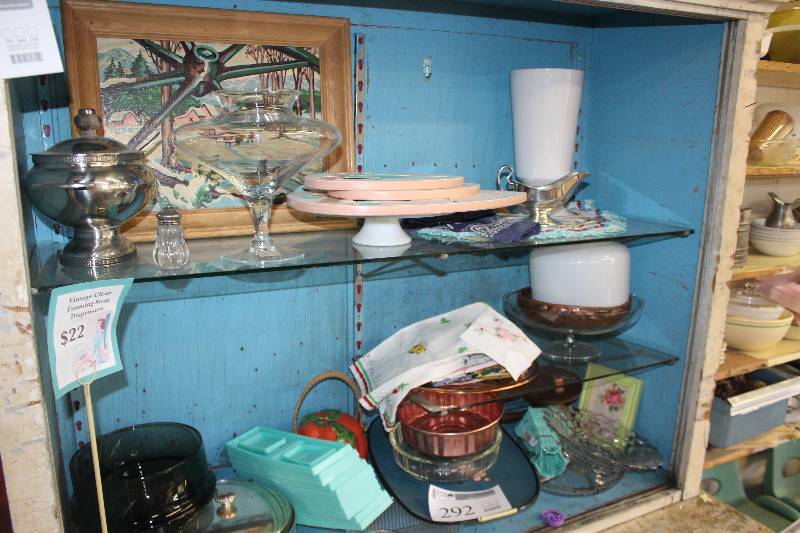 lot 292 image: Table & Wall Decorations, Kitchenware