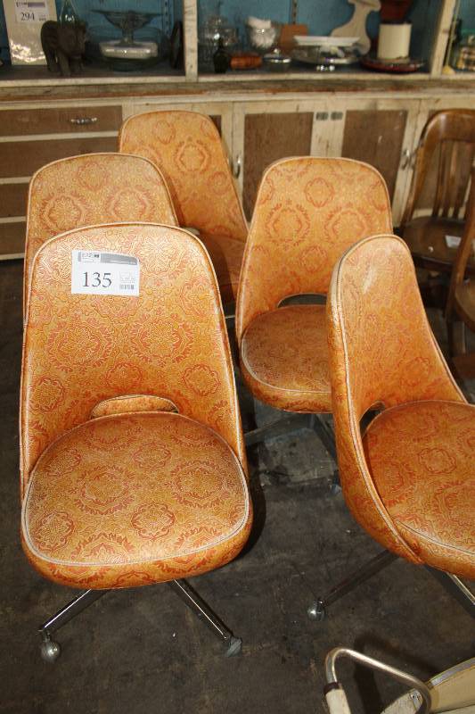 lot 135 image: Lot of (5) Vintage Mid Century swival and caster bottom dining room chairs. Upholstery in great condition.