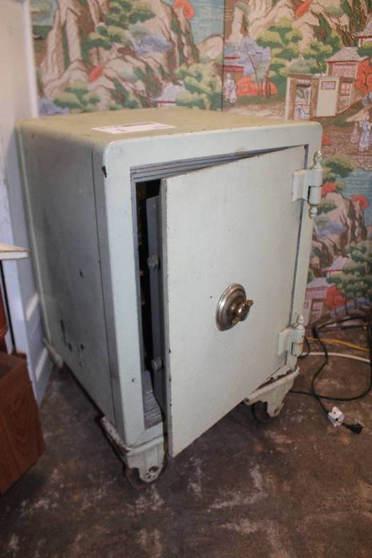 lot 1 image: Turn of the century combination safe. 4 Wheels. Interior lock box.