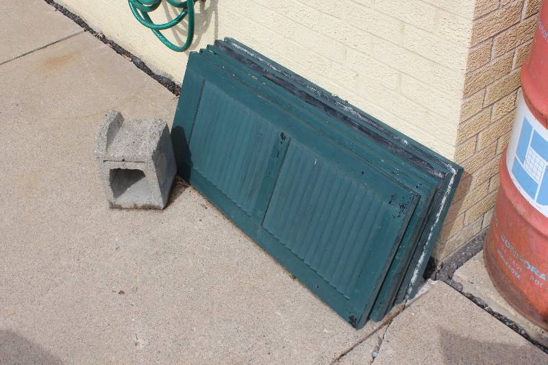 lot 336 image: Lot of (6) Exterior House Shutters