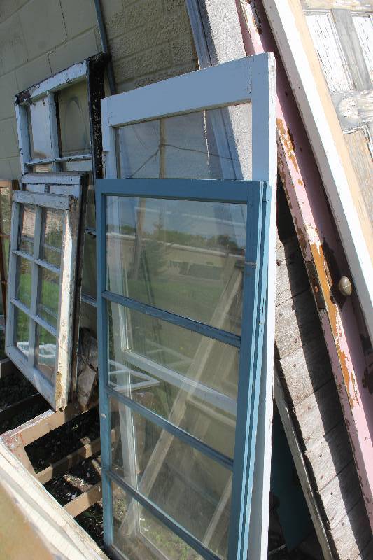 lot 340 image: Lot of (2) House Windows