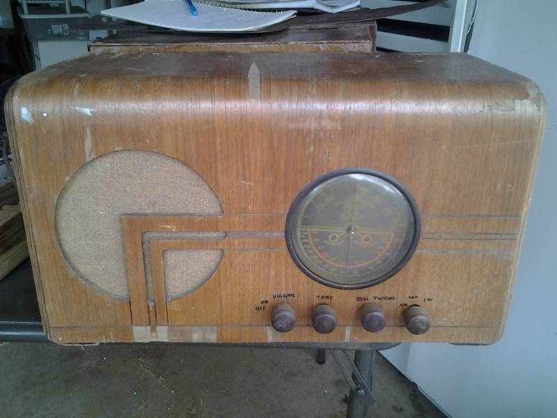 lot 6 image: Vintage Vacuum Tube Radio Goodyear Wings 20x9x11