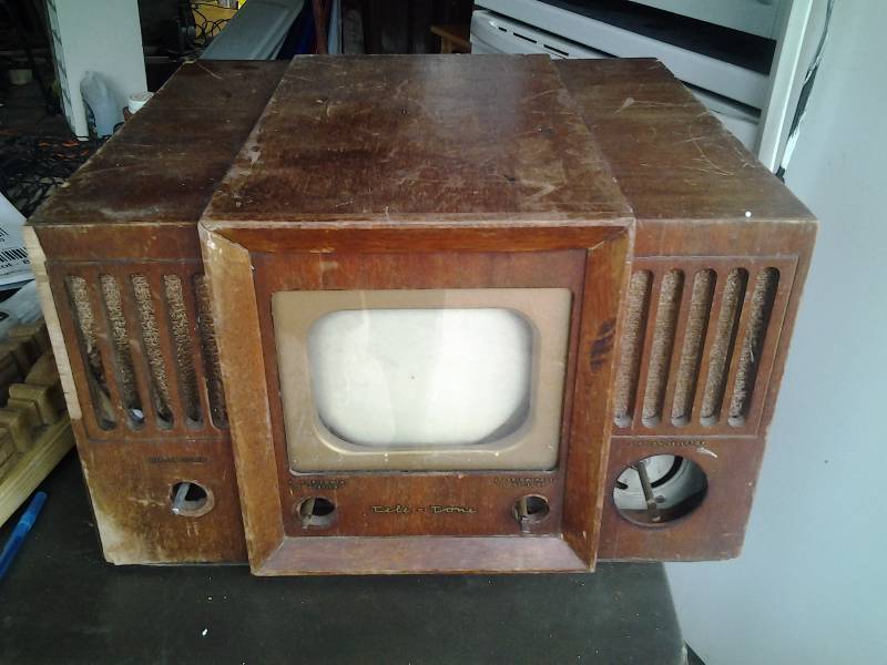 lot 7 image: Vintage Tele-Tone TV 18 12 x 16 12 x 12