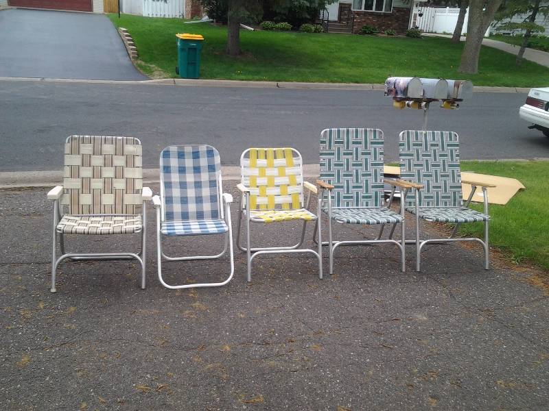 lot 9 image: 5 Aluminum Folding Lawn Chairs In Assorted Condition