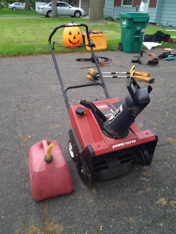 lot 11 image: Toro 5 HP Snow Blower Model CCR2500E With Gas Can Starts On 1st Pull