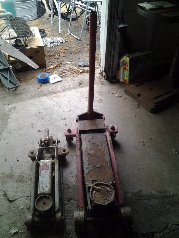 lot 19 image: 2 Hydraulic Floor Jacks