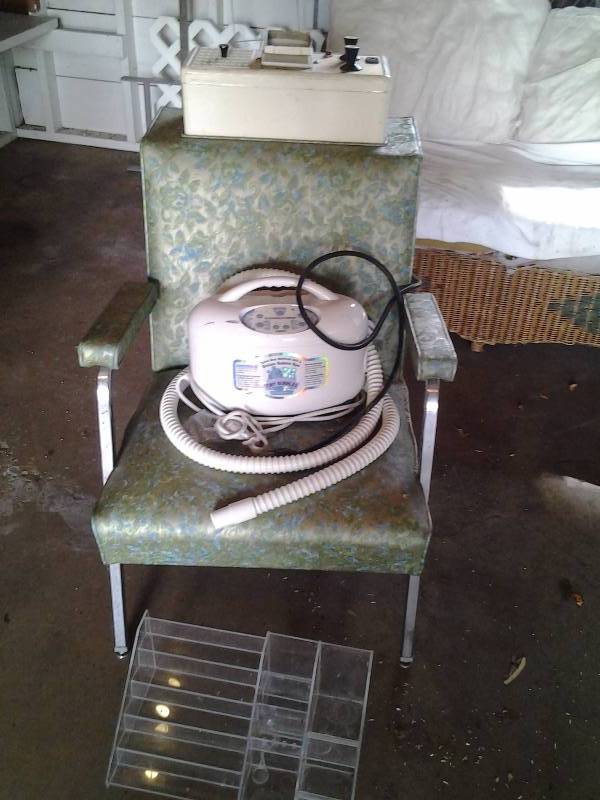 lot 40 image: Salon Hair Dryer Chair (We Are Looking For The Bonnet), Homedics Bubble Spa For Your Bath Tub