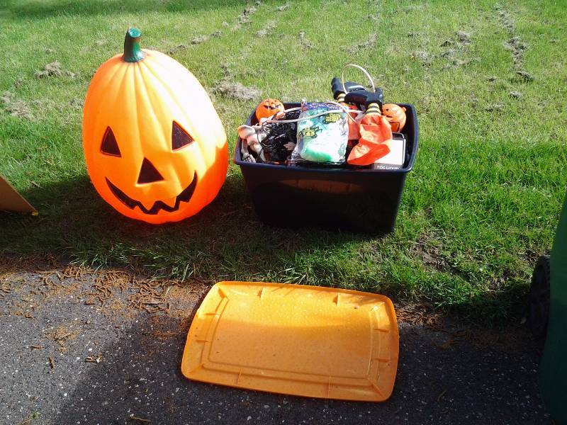 lot 43 image: Tub Of Halloween Decor & Large Pumpkin