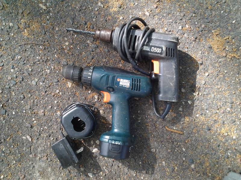 lot 48 image: Black & Decker 9.6 Volt Cordless Drill With Battery & Charger, B & D 38 Inch Drill