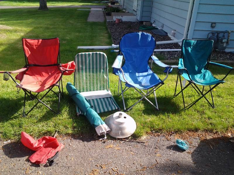 lot 50 image: Camp Chairs, Umbrella & Stand (Needs 1 Pipe)