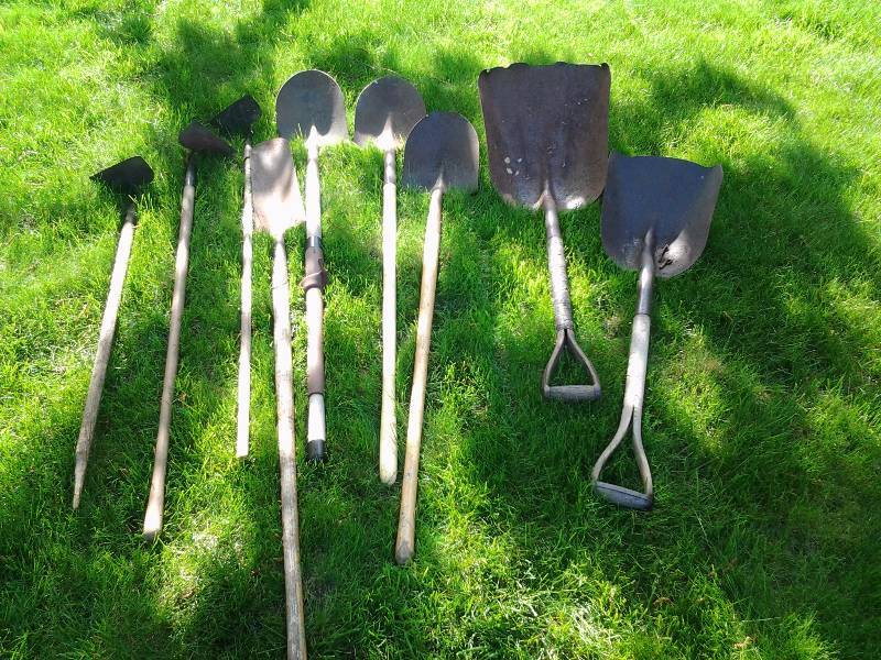 lot 54 image: Assorted Spade, Shovels, Hoes