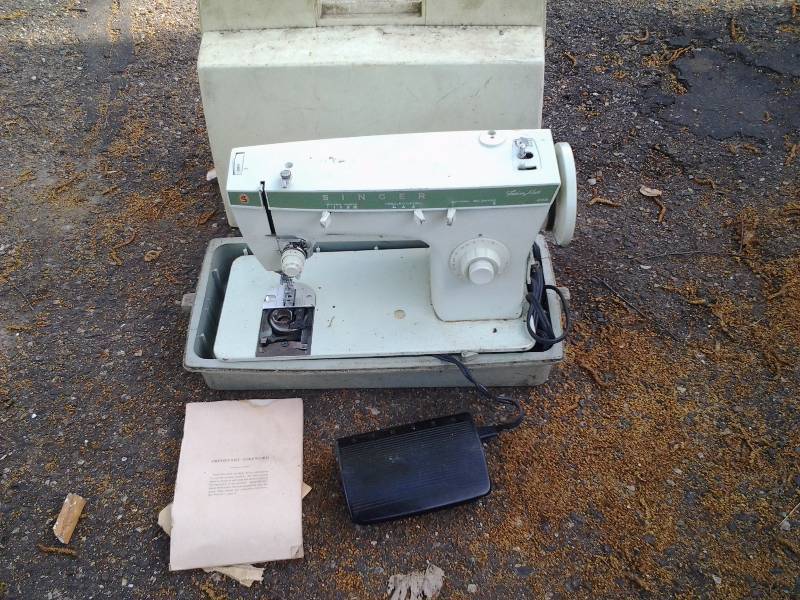 lot 61 image: Singer Fashionmate Portable Sewing Machine
