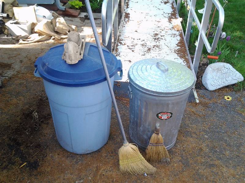 lot 69 image: 2 Garbage Cans, Brooms, Can Crusher