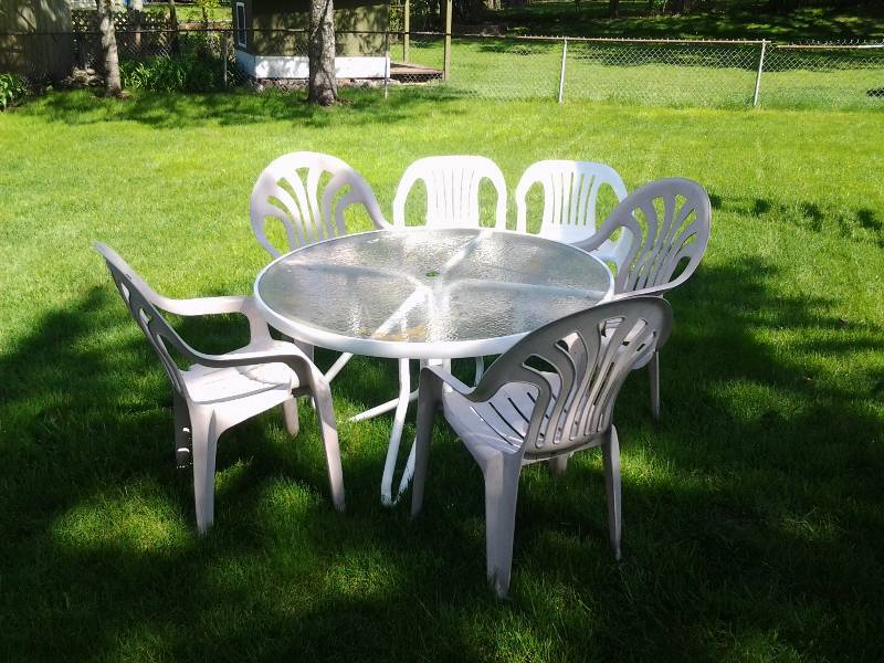 lot 80 image: 48 Inch Round Table With 6 Plastic Chairs