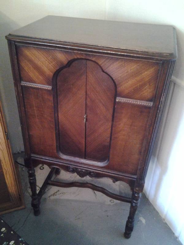 lot 89 image: Vintage Temple Cabinet Radio 26x17x46