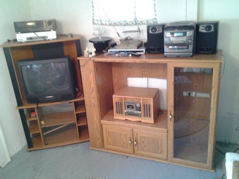 lot 93 image: Entertainment Shelf 59x19x48 & Contents
