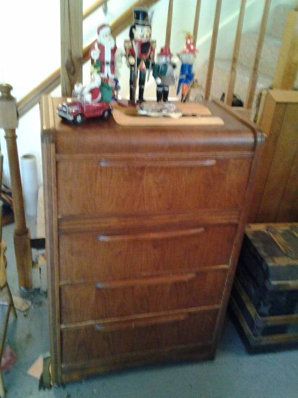 lot 106 image: Vintage 4 Drawer Chest 31x18x46, With Some Contents (Christmas,  Nutcrackers)