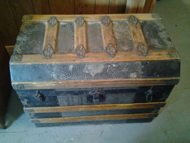 lot 107 image: Vintage Steamer Trunk With Insert 28x18x21