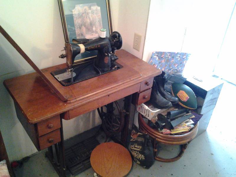 lot 108 image: Vintage Singer Treadle Sewing Machine & Other Misc AG 367568