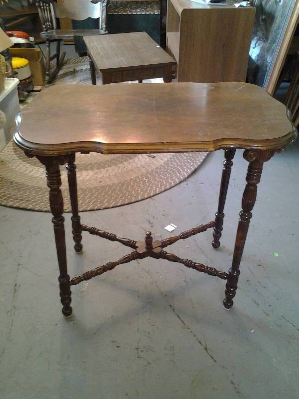 lot 115 image: Vintage Parlor Table 32x18x28 Needs Legs Tightened Up