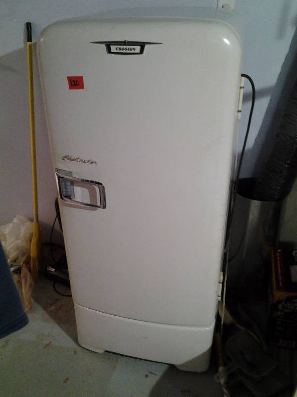 lot 120 image: Vintage Crosley Refrigerator-Cute For Man Cave-Runs