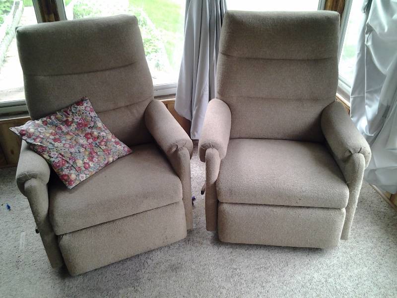lot 123 image: Pair Of Beige Recliner Chairs
