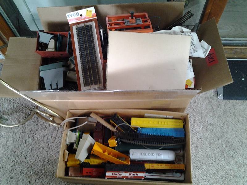 lot 124 image: Box Lot Electric Train Set