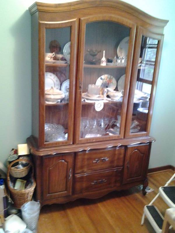 lot 142 image: Lighted 2-Piece Hutch 50x16x80