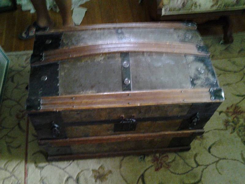 lot 147 image: Vintage Hump Top Steamer Trunk 28x17