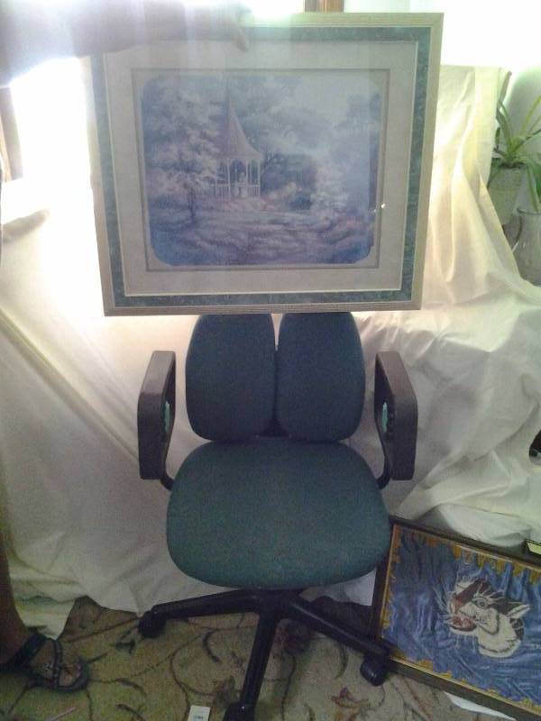 lot 149 image: Office Chair & Framed Pictures, 3-Piece Luggage