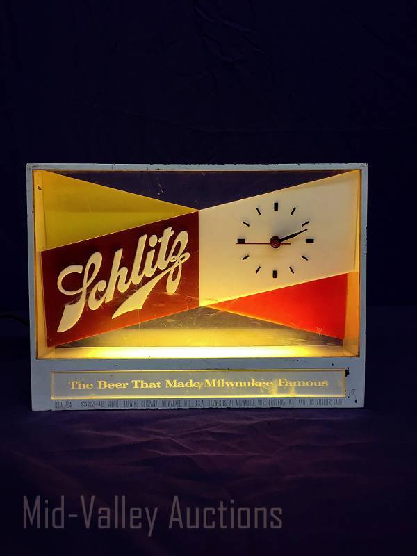 lot 9 image: Schlitz light up clock