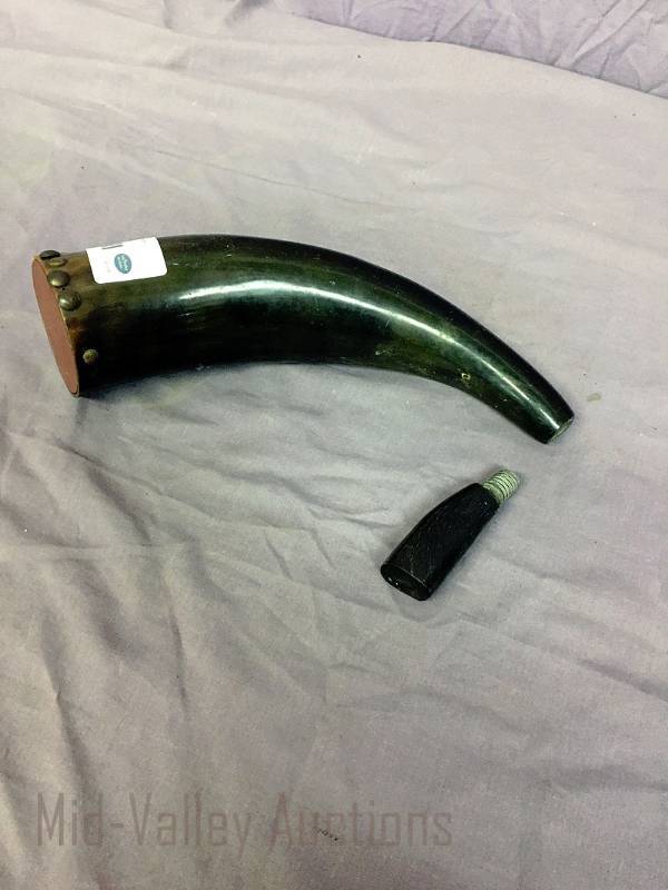 lot 19 image: Powder Horn