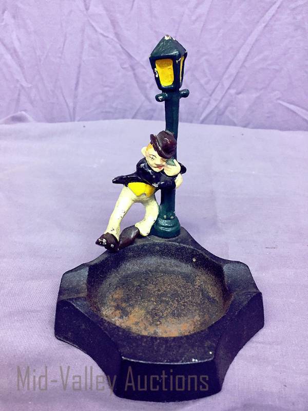 lot 18 image: Cast Iron bar ashtray
