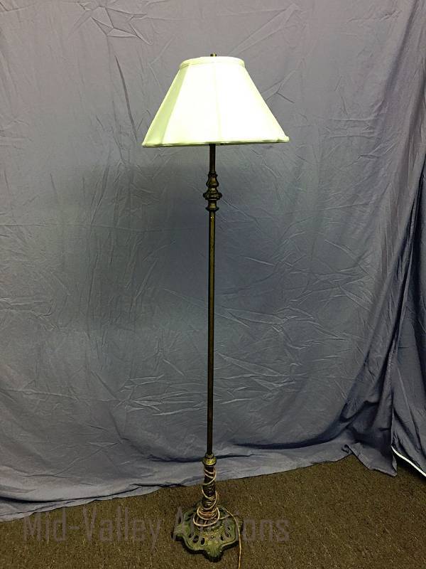 lot 21 image: Old floor lamp