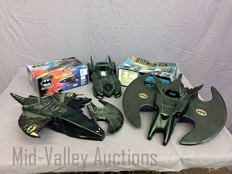 lot 24 image: Batman collectables